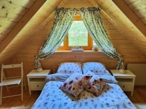 1 dormitorio con 1 cama en el ático en Ogród Weigla en Janowice Wielkie