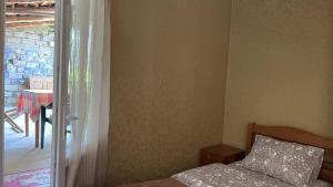 Rúm í herbergi á Guesthouse Chela