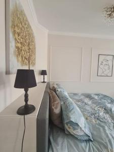 eine Person, die auf einem Bett unter einer Decke liegt in der Unterkunft Elegant bourgeois apartment in Kamnik