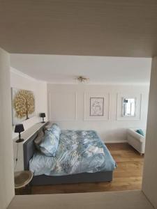 ein Schlafzimmer mit einem Bett und einem Sofa darin in der Unterkunft Elegant bourgeois apartment in Kamnik