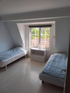 1 dormitorio con 2 camas y ventana en Semester Hem 2 Storvik, en Storvik