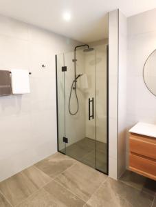y baño con ducha y puerta de cristal. en The Green House - Luxury Eco Escape en Martinborough 