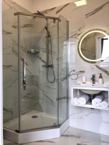 尼彻兹Apartamenty Klifowa 7的浴室里有玻璃门的淋浴间