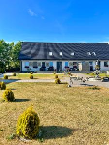 una panchina in un campo di fronte a un edificio di Apartamenty Golf Dyndeby a Neksø Altre 233 foto