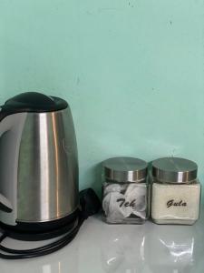 Coffee at tea making facilities sa Mini Homestay Arifz Zai
