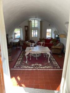 sala de estar con sofá y mesa en Château de Rosans en Rosans