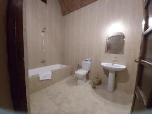 y baño con lavabo, aseo y bañera. en Sekhmet Retreat Centre en Luxor