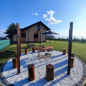 Spodnji Ivanjci的住宿－Guesthouse and Wellness VINEA，一张野餐桌和一些蓝毯上的木头