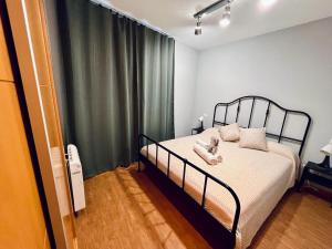 Un dormitorio con una cama con un osito de peluche. en Apartamento 1, en Madrid