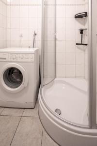 uma casa de banho com um WC e uma máquina de lavar roupa em Ferienwohnung Seebär em Wangerland