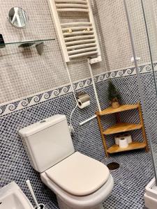 bagno con servizi igienici bianchi e lavandino di Apartamento 1 a Madrid