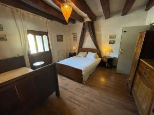 1 dormitorio con 1 cama y 1 sofá en una habitación en Château de Rosans en Rosans