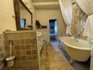 Kúpeľňa v ubytovaní Château de Rosans + 32 fotografií