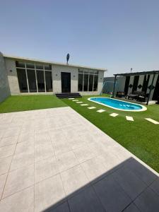 - un bâtiment avec une piscine dans la cour dans l'établissement شاليهات قولدن GOLDEN محايل, à Muhayil