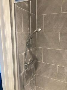 een douche met een douchekop in de badkamer bij The New Astoria Hotel in Blackpool