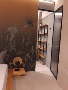 - une chambre avec un mur orné d'une fresque florale dans l'établissement Sroom Apartment, à Mesolongion