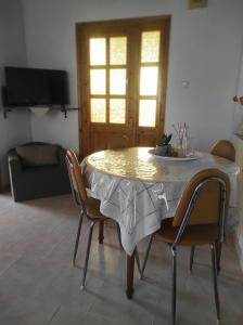 uma mesa e cadeiras numa sala de estar em Τα πλατάνια 