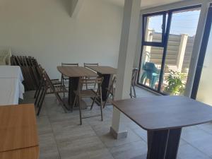 2 mesas y sillas en una habitación con balcón en Vila Fara Nume, en Mamaia Nord – Năvodari