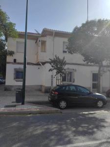 una macchina nera parcheggiata di fronte a un edificio di Apart-hotel Dream a Málaga