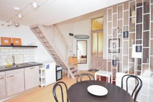 cocina y comedor con mesa y sillas en Stylish home in downtown Budapest for 2-4 people, en Budapest