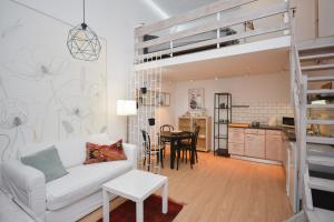 sala de estar con sofá y cama elevada en Stylish home in downtown Budapest for 2-4 people, en Budapest