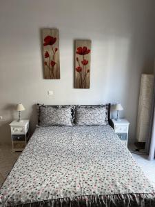 - une chambre avec un lit orné de 3 peintures murales dans l'établissement Mairi’s Apartment, à Nea Artaki