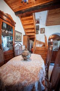 Giannádes的住宿－Maria's Vintage House，一间饭厅,配有一张桌子和碗
