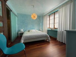 Letto o letti in una camera di Appartements & Chambres Les Loges du Capucin