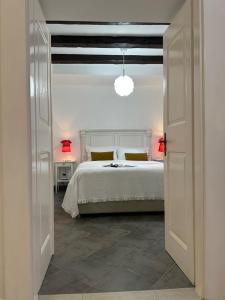 een slaapkamer met een wit bed en een wit plafond bij Apartment Banovac 1 in Dubrovnik