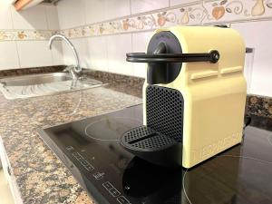 een fruitpers bovenop een aanrecht bij Apartamento Olívico con Parking in Vigo +8 foto's
