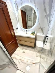 een badkamer met een wastafel en een spiegel bij Apartamento Olívico con Parking in Vigo