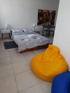 1 cama en un dormitorio con suelo de baldosa en Pensiunea Transilvania, en Odorheiu Secuiesc