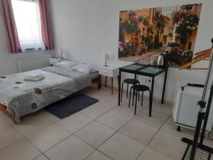 a bedroom with a bed and a table with chairs at Pensiunea Transilvania in Odorheiu Secuiesc