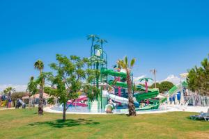 een waterpark met een glijbaan in het park bij Benata Beach Hotel Ultra All Inclusive in Manavgat
