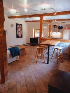 Steinfeld的住宿－super cozy holiday apartment in a maritime style，客厅配有桌子和一些椅子
