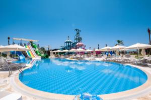 een groot zwembad met een glijbaan in een resort bij Benata Hotel Ultra All Inclusive in Manavgat