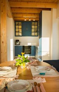 una cocina con una mesa de madera con platos. en Sominy House dom na Kaszubach, en Sominy