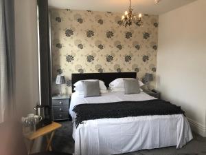 um quarto com uma cama grande e um lustre em Edenfield Number 42 em Blackpool