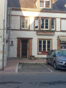 un coche aparcado frente a un edificio en Les Géraniums Sullylois en Sully-sur-Loire