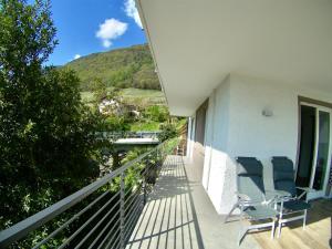 balcón con sillas y vistas a la montaña en B&B - Apartments Sunnwies, en Marlengo