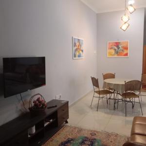 TV a/nebo společenská místnost v ubytování Sarod Inn Meru Homestay 3-bedroom Apartment