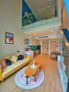 下龍灣的住宿－Citadines Marina Ha Long - Paradis Homestay，客厅配有沙发和桌子