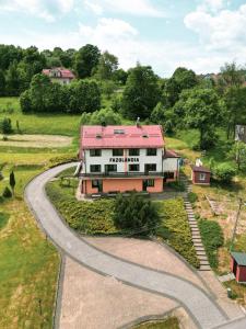 una casa con techo rojo y un camino sinuoso en Fazolandia, en Zwardoń