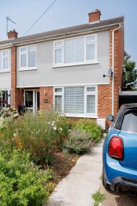 una casa con un coche aparcado delante de ella en Suburban Hideaway in Suffolk en Ipswich