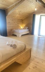 a bedroom with two beds in a wooden cabin at Skupis kokhebi in Mestia