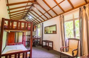 ein Schlafzimmer mit einem Etagenbett und ein Esszimmer in der Unterkunft Mangrove Paradise Resort & spa in Galle