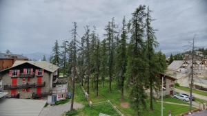 - une vue aérienne sur un village planté d'arbres et de maisons dans l'établissement STUDIO CENTRE ET PIED DES PISTES, à Valberg