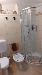 ein Bad mit einer Dusche, einem WC und einem Waschbecken in der Unterkunft Home & Bed Spartano in Sapri