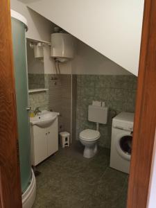 małą łazienkę z toaletą i umywalką w obiekcie Kuća za odmor Grupković w mieście Ploče