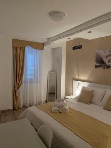 Casa Vacanze Arcobaleno في Gasponi: غرفة نوم بسرير كبير عليها مناشف